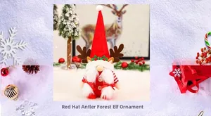Detail eines Weihnachtswichtels mit rotem Rentiergeweih-Hut und weißem Plüschbart