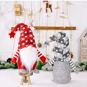 Gnomes de Noël en peluche avec bonnets tricotés à flocons et étoiles en rouge et gris