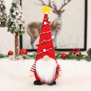 Weihnachtswichtel mit roter Zipfelmütze und weißem Bart auf einem festlichen Tisch