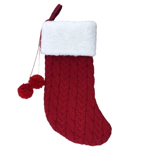 Klassischer roter Weihnachtsstrumpf gestrickt mit weißem Kunstfellrand und Bommel-Dekor