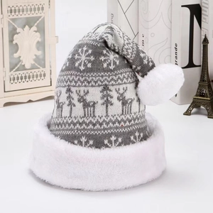 Cappello di Natale in maglia spessa con motivi a fiocco di neve grigi e pompon in ecopelliccia