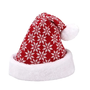 Classico cappello natalizio lavorato a maglia rosso con fiocchi di neve e pompon di peluche
