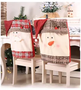 Détails des housses de chaise Père Noël et Bonhomme de neige avec motifs à carreaux rouges