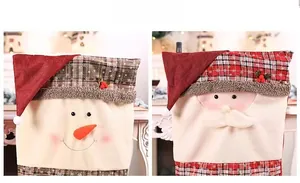 Détail de housses de chaise Père Noël et Bonhomme de neige en tissu à carreaux festifs