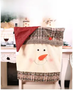 Détail de broderie bonhomme de neige sur housse de chaise en peluche avec motifs à carreaux rouges