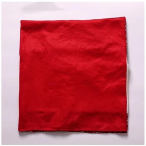 Détail du tissu rouge de la housse de chaise avec motifs festifs de flocons de neige