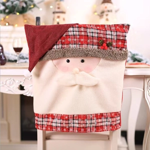 Housse de chaise Père Noël en tissu à carreaux rouges avec peluche blanche et houx