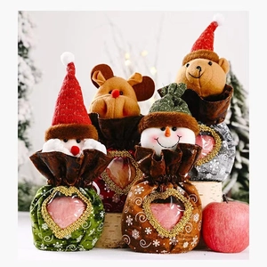 Details von Weihnachts-Süßigkeitentüten mit Weihnachtsmann-Plüsch und klarem Sichtfenster