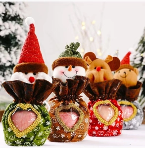 Details der Weihnachts-Plüschbeutel mit Herzfenster und festlichen Charakteren