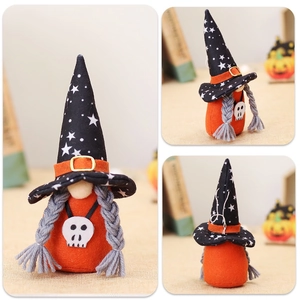 Dettaglio dello gnomo di Halloween con corpo in feltro arancione e cappello nero
