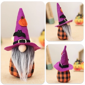 Dettaglio dello gnomo di Halloween con cappello viola, toppa a pipistrello e corpo a quadri