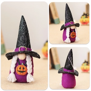 Dettaglio dello gnomo di Halloween viola con cappello da mago e ciondolo a zucca