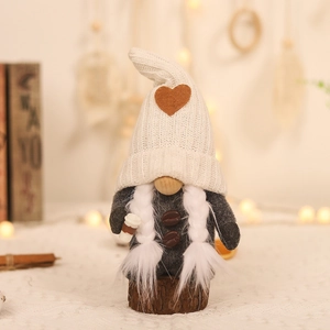 Gnomo da caffè lavorato a maglia con cappello a cuore e tazza su base in legno decor