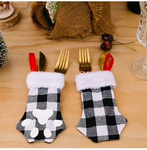 Détail de pochettes à couverts de Noël avec motif patte de chat et carreaux noir et blanc