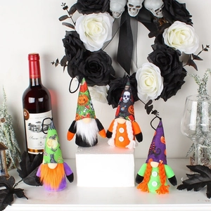 Σετ τεσσάρων φωτεινών νάνων Halloween με εορταστικά μοτίβα και μαλακές βελούδινες λεπτομέρειες