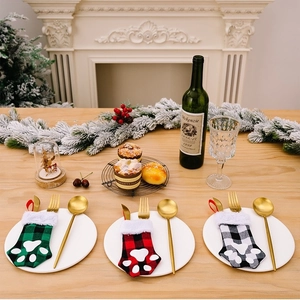Set de porte-couverts patte de chat pour Noël avec motifs à carreaux rouge et vert