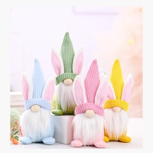 Detalle de cuatro gnomos de Pascua coloridos con orejas de conejo y largas barbas blancas
