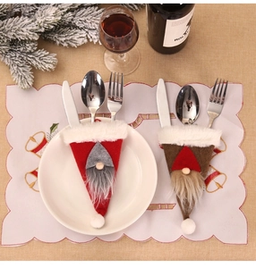 Detail van kabouter bestekhouders op een feestelijk gedekte tafel met kerstdecoraties