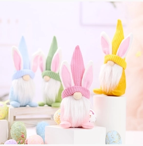 Detalle de cuatro gnomos de Pascua coloridos con orejas de conejo en soportes pastel