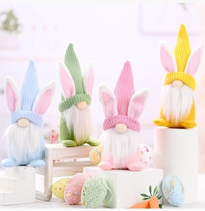 Detalle de cuatro gnomos de Pascua coloridos con sombreros de orejas de conejo en soportes