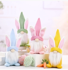 Detalle macro de gnomos de Pascua con orejas de conejo en colores pastel para decoración