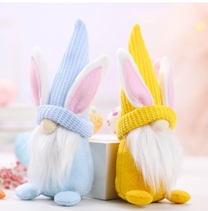 Muñecos de gnomos de Pascua en azul y amarillo para decoración festiva hogar
