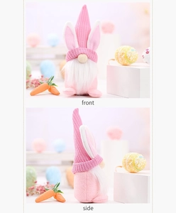 Vistas detalladas frontal y lateral del gnomo de Pascua rosa de peluche con orejas de conejo