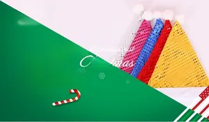 Détail de chapeaux de Noël à paillettes colorés en rouge or bleu rose argent avec pompons
