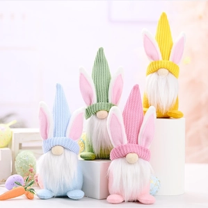 Detalle de gnomos de conejo de Pascua con orejas de punto y barbas blancas para decoración