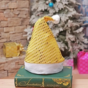 Bonnet de Noël à paillettes dorées avec bordure en peluche blanche sur fond de fête