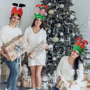 Trois personnes portant des chapeaux créatifs de lutin et de jambe du Père Noël pour fête
