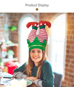 Détail du chapeau de lutin de Noël vert créatif porté par un modèle souriant