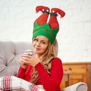 Détail du chapeau de lutin de Noël avec jambes inversées, tissu en peluche rouge et vert