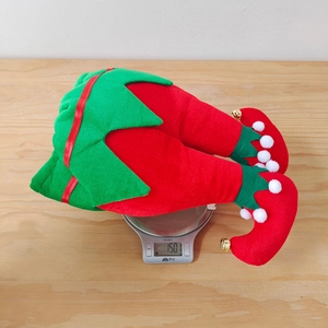 Décoration de Noël jambes d'elfe pesant 150,1g sur une balance électronique