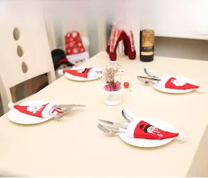 Porte-couverts mini bonnet de Noël avec broderie bonhomme de neige sur assiette de fête