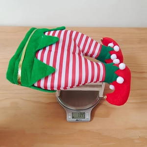 Décoration de jambes d'elfe de Noël pesant environ 134,7 g sur une balance numérique