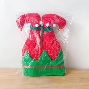 Détail du chapeau de jambe d'elfe de Noël avec rayures rouges et vertes et grelots dorés