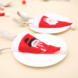 Porte-couverts bonnet de Noël miniature avec applique bonhomme de neige sur assiette