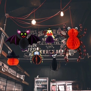 Détail de décorations d'Halloween en papier alvéolé avec sorcière et araignée violette