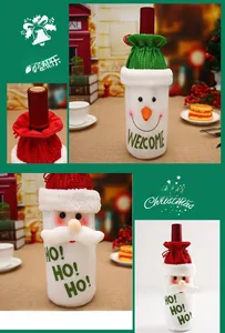 Détail des housses de bouteille de vin de Noël avec tissu à paillettes et peluche