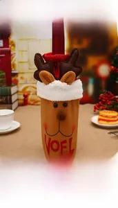Détail de la housse de bouteille de Noël motif renne avec texte Noel et bois marrons