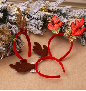 Detalle de diademas de astas de reno de Navidad con lentejuelas, lazos y campanas festivas