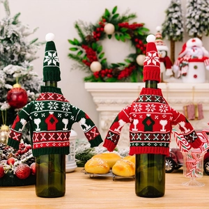 Zweiteiliges Set Weihnachtsstrick-Weinflaschenhüllen mit Schneeflockenmuster und Mützen