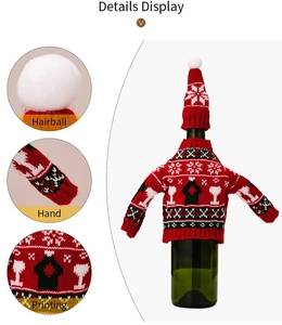 Detailansicht der Weihnachts-Strickhülle für Weinflaschen mit Bommelmütze und Schneeflocken