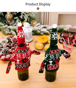 Gestrickte Weihnachtspullover Weinflaschenhüllen mit Schneeflockenmustern in Rot und Grün