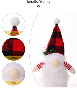 Detailansicht der roten Gitterstoffstruktur und der flauschigen Nase des Weihnachtszwergs
