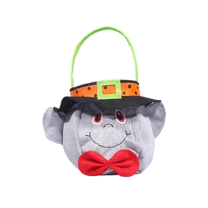 Grijze Halloween-spooktas voor snoep met een heksenhoed en groen handvat