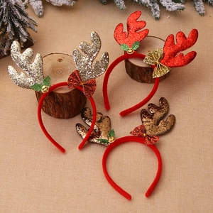 Set de diademas de astas de reno de Navidad con lentejuelas y cascabeles en fondo rústico