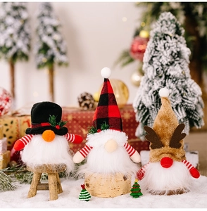 Drei festliche Weihnachtswichtel mit karierten Hüten und Rentiergeweihen im Detail