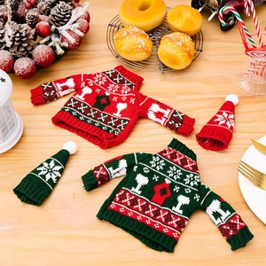 Detailierte Strickstruktur der Mini-Weihnachtspullover für Weinflaschen mit Festmustern